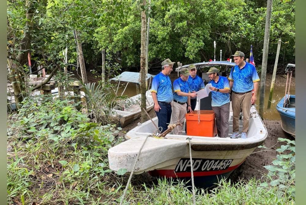 Mohd Uzir (dua dari kanan) melihat kertas gerak kerja Banci Pertanian 2024.