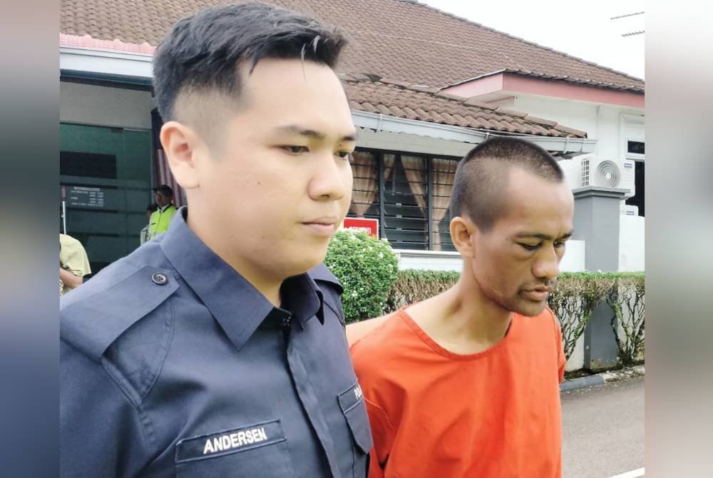 Muhamad Sopor (kanan) dibawa ke Mahkamah Sesyen Kluang atas pertuduhan mencabul wanita di tandas awam Kluang, dua hari lalu.