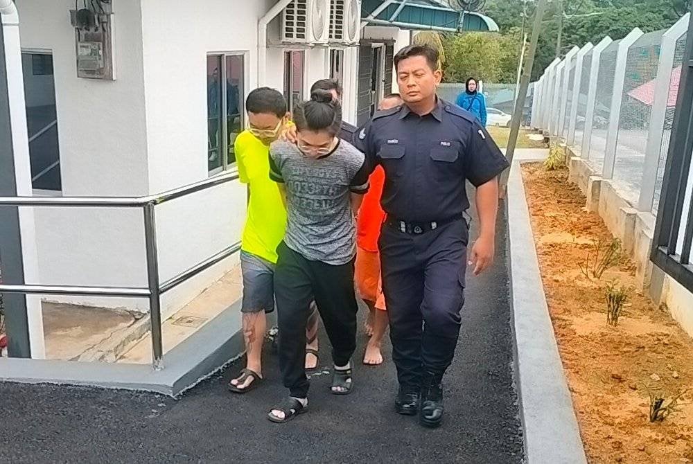 Dua sahabat berdepan berdepan hukuman mati selepas didakwa di Mahkamah Sesyen Kluang, pada Khamis.