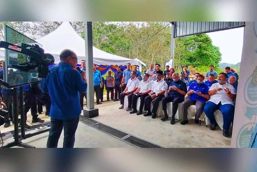 Ahmad Zahid (duduk, tiga dari kanan) mendengar taklimat mengenai Kompleks Lateks Agropolitan Chemomoi.