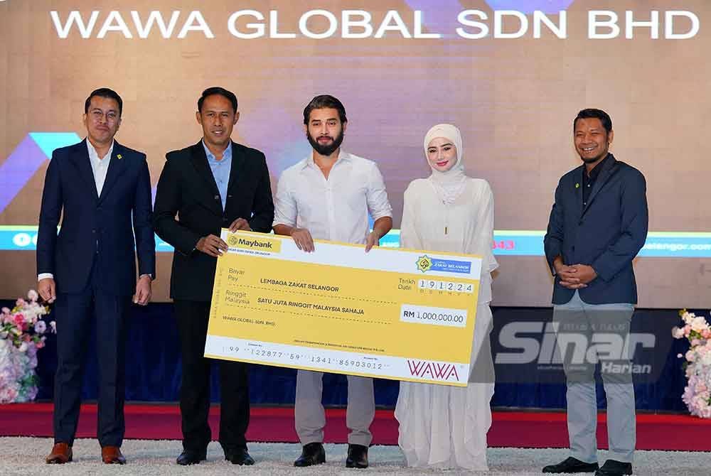 Mohd Sabirin (dua dari kiri) menerima bayaran zakat perniagaan daripada Wawa Global Sdn Bhd pada Majlis Iktiraf Muzakki dan Penyerahan Zakat (IMTIYAZ) 2024 di Menara PKPS pada Khamis. Foto SINAR HARIAN-MOHD HALIM ABDUL WAHID