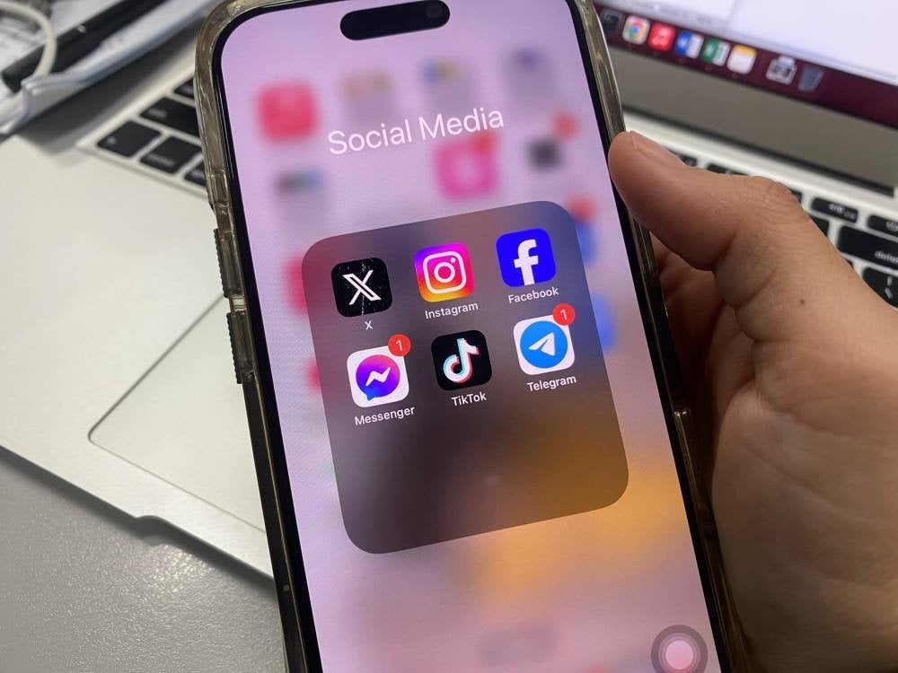 Dengan adanya pelesenan media sosial, jenayah siber dapat dikurangkan.