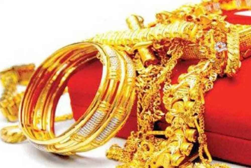 Seorang suri rumah mengalami kerugian RM16,857 selepas ditipu seorang individu yang menyamar sebagai anggota polis, kononnya untuk menyerahkan barang kemas bagi tujuan siasatan. Foto hiasan