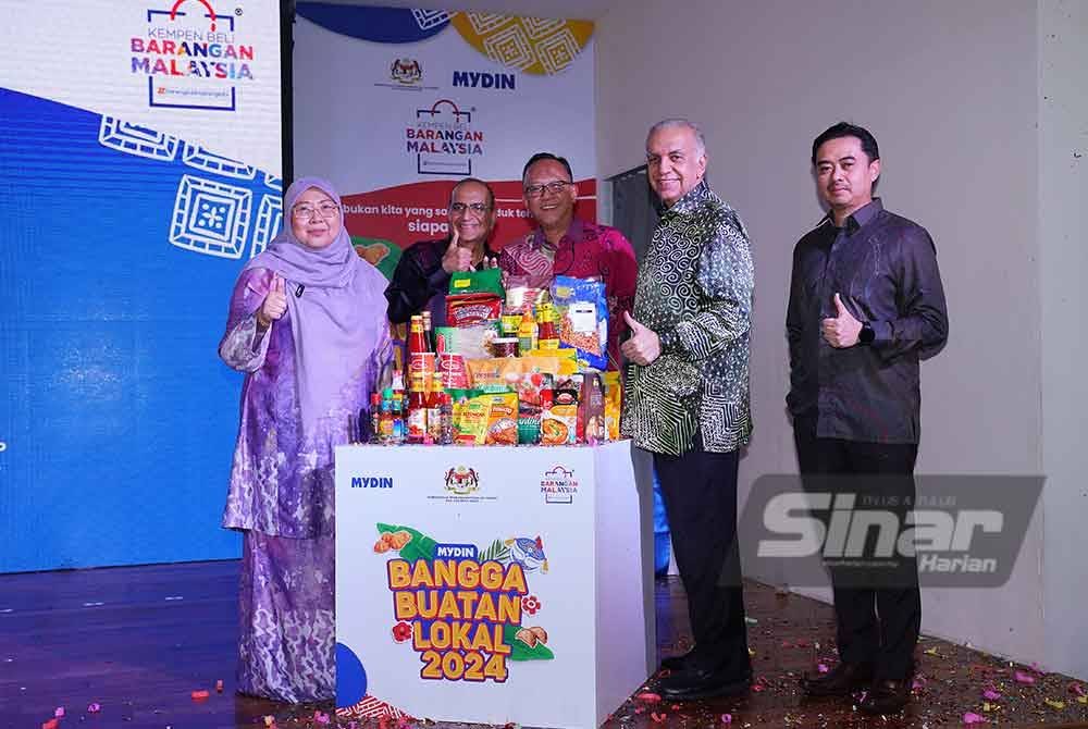 Fuziah (kiri) dan Ameer (dua dari kanan) melancarkan Kempen Beli Barangan Malaysia 'Bangga Buatan Lokal' di Mydin USJ pada Khamis. Foto SINAR HARIAN-MOHD HALIM ABDUL WAHID