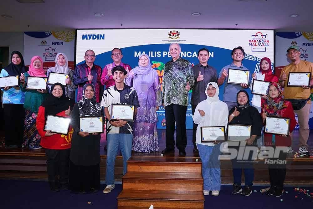 Fuziah (tengah) dan Ameer (belakang, lima dari kanan) bergambar bersama penerima sijil penghargaan IKS pada Majlis Pelancaran Kempen Beli Barangan Malaysia 'Bangga Buatan Lokal' di Mydin USJ pada Khamis. Foto SINAR HARIAN-MOHD HALIM ABDUL WAHID