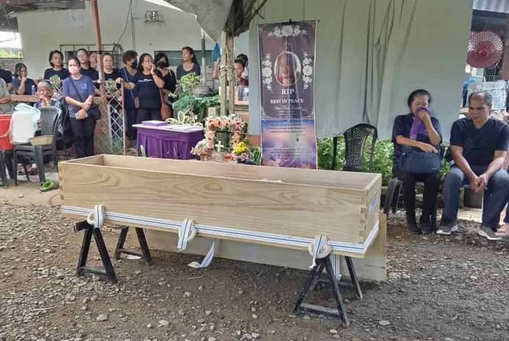 Jasad mendiang Olivia dibawa ke rumah mereka di Kampung Novoung, Papar.