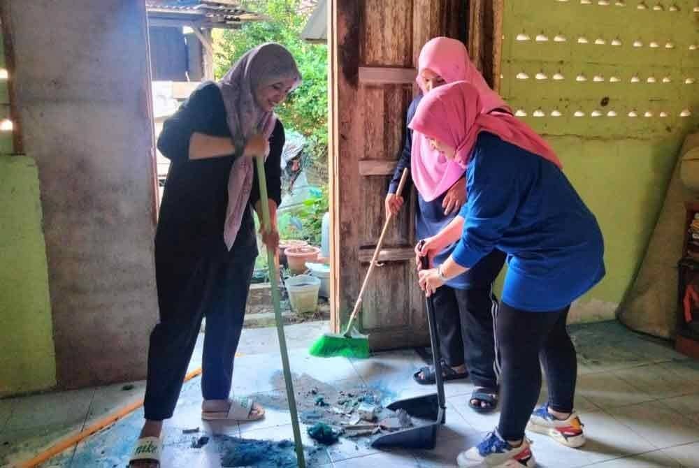 Seramai 40 sukarelawan Puteri UMNO terbabit dalam membantu kerja-kerja pembersihan di beberapa lokasi terkesan banjir.