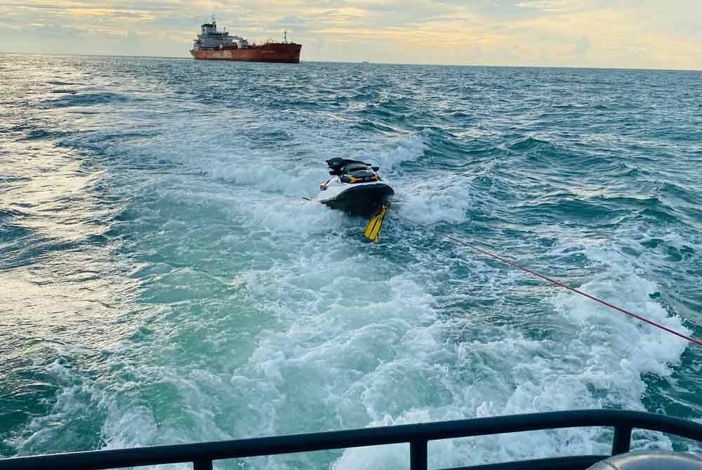 Semakan awal mendapati tali sauh tersangkut di bahagian komponen enjin mengakibatkan berlaku kerosakan pada jet ski yang dinaiki kedua-dua mangsa itu.