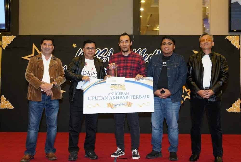 Mohd Fauzi (dua dari kiri) menyampaikan anugerah kepada Riswandi (tengah) pada Program MBSA dan Media di Hotel Concorde di sini pada Khamis.