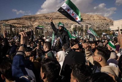 Penduduk Syria di ibu kota meraikan kejatuhan rejim Assad. Foto Agensi