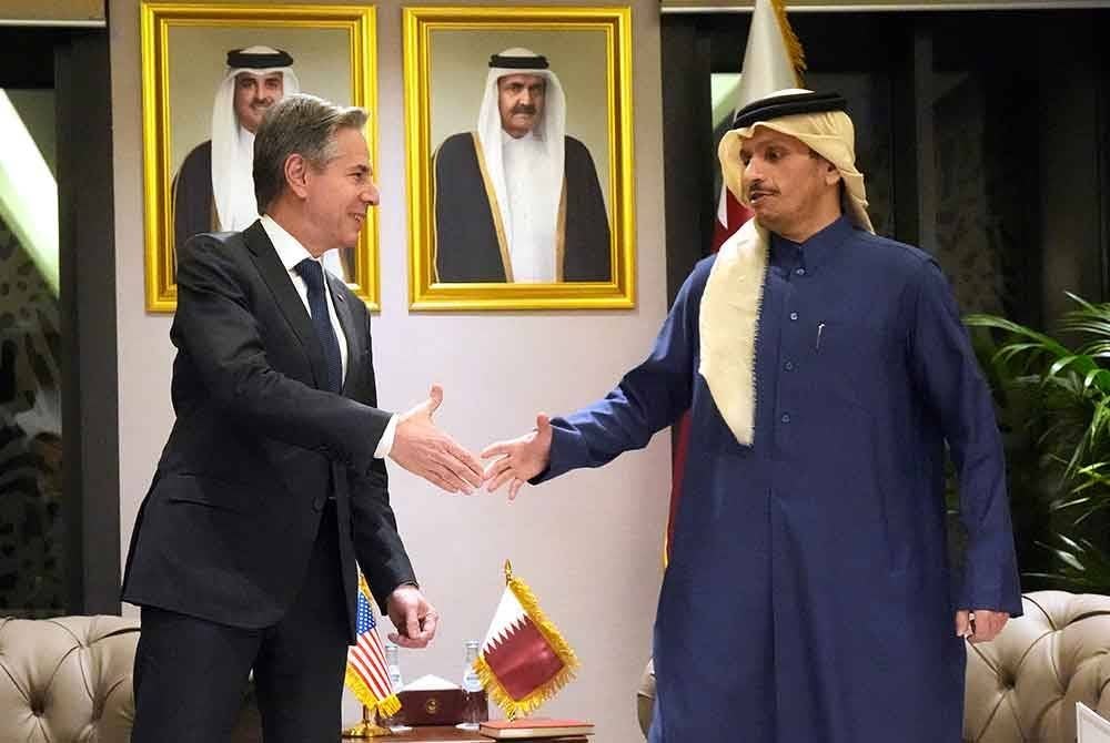 Setiausaha Negara AS, Antony Blinken (kiri) bersama Perdana Menteri Qatar, Sheikh Mohammed Abdulrahman al-Thani bertemu di Diwan Annex, Doha semasa lawatan ke Asia Barat berhubung konflik di Gaza.