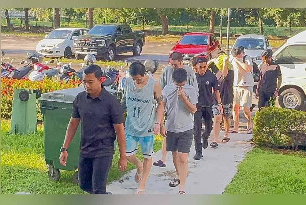 Ketujuh-tujuh tertuduh mengaku tidak bersalah dan memohon dibicarakan.