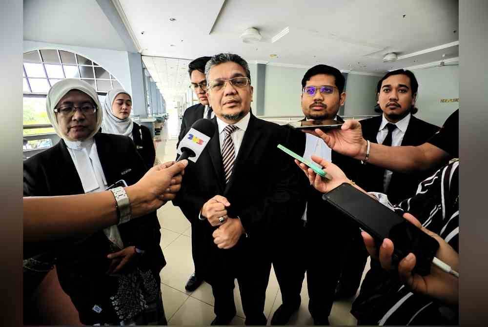 Zainul Rijal (tengah) ditemui pemberita selepas selesai prosiding di mahkamah.