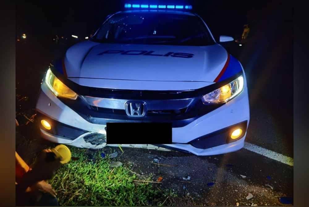 Kereta peronda menggelak anjing melintas sebelum sebuah motosikal melanggar bahagian sisi kereta. Foto Ihsan PDRM.
