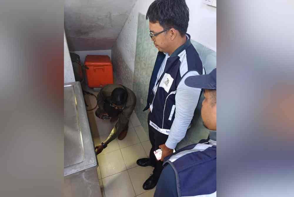 Penguatkuasa MBPP sedang memeriksa salah sebuah premis dalam operasi yang dijalankan pada Khamis. Foto MBPP