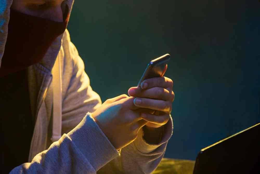 seorang mekanik jentera kerugian hampir RM1 juta selepas diperdaya dengan skim pelaburan tidak wujud yang diiklankan di Facebook. Gambar hiasan