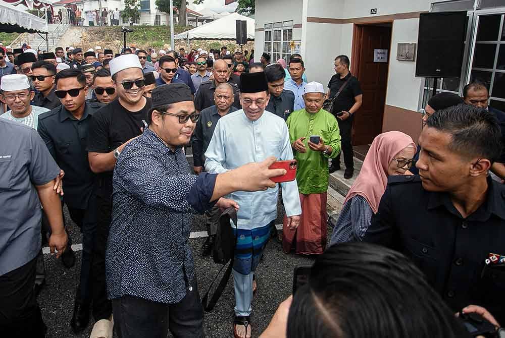 Anwar beramah mesra bersama tetamu yang hadir ke Kenduri Rakyat dan Ziarah Mahabbah Ke Pusat Pengajian At-Taiyibin Tanah Hitam. Foto Bernama