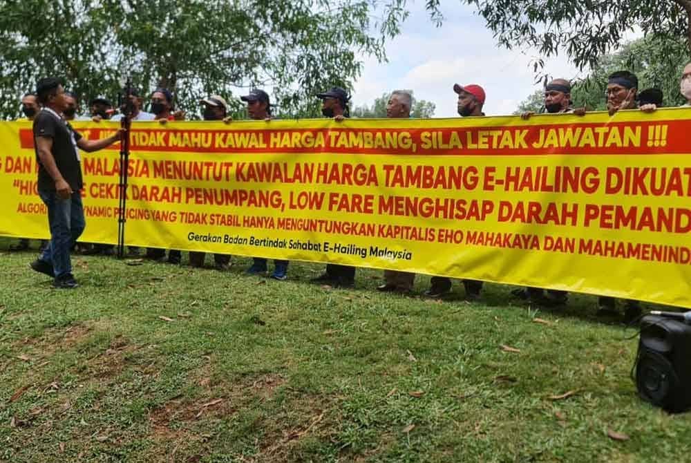 Sebahagian pemandu e-hailing yang hadir pada Perhimpunan Aman Sahabat e-hailing Malaysia yang diadakan di kawasan parkir awam berhampiran MOT pada Jumaat.