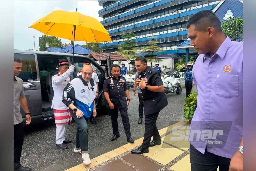 Tengku Muhammad Fakhry (dua dari kiri) tiba di IPK di Kota Bharu pada Jumaat. Foto Sinar Harian/ADILA SHARINNI WAHID.