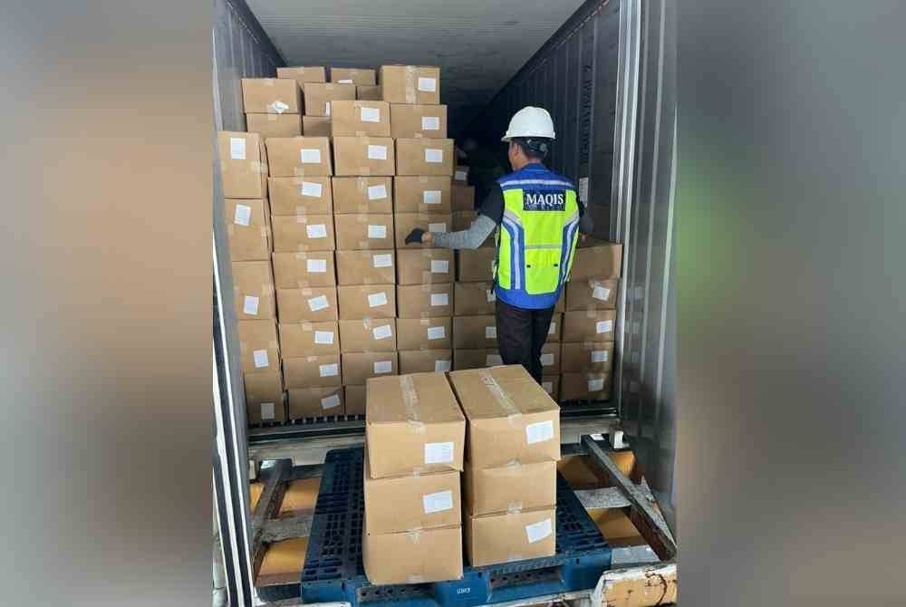 Maqis Pulau Pinang merampas 27 tan metrik produk sosej sejuk beku bernilai RM37,617 kerana tiada sijil halal dan sijil kesihatan veterinar.