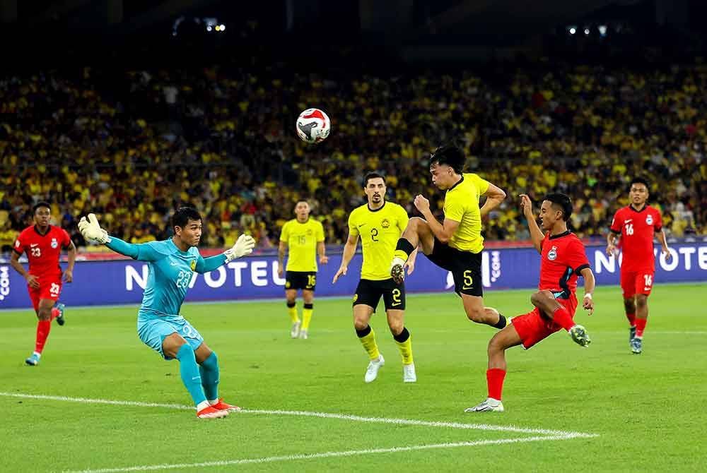 Pemain Malaysia, Jimmy Raymond (tiga, kiri) menghalang pemain Singapura, Muhammad Faris Ramli (dua, kanan) pada perlawanan kumpulan A Piala ASEAN 2024 di Stadium Nasional Bukit Jalil malam ini. Foto Bernama
-- fotoBERNAMA (2024) HAK CIPTA TERPELIHARA