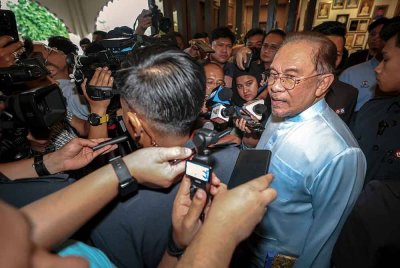 Anwar menjawab pertanyaan media selepas hadir pada pelancaran buku 'Malaysian First Jilid 1 dan 2' oleh Tan Sri Lim Kit Siang di Restoran Tandoor Grill hari ini. Foto Bernama