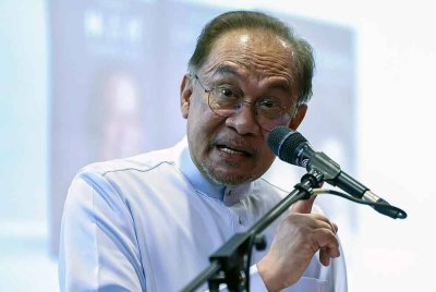 Anwar berucap ketika hadir ke pelancaran buku 'Malaysian First Jilid 1 dan 2' oleh Tan Sri Lim Kit Siang di Restoran Tandoor Grill hari ini. Foto Bernama