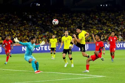 Pemain Malaysia, Jimmy Raymond (tiga, kiri) menghalang pemain Singapura, Muhammad Faris Ramli (dua, kanan) pada perlawanan kumpulan A Piala ASEAN 2024 di Stadium Nasional Bukit Jalil malam ini. Foto Bernama
-- fotoBERNAMA (2024) HAK CIPTA TERPELIHARA