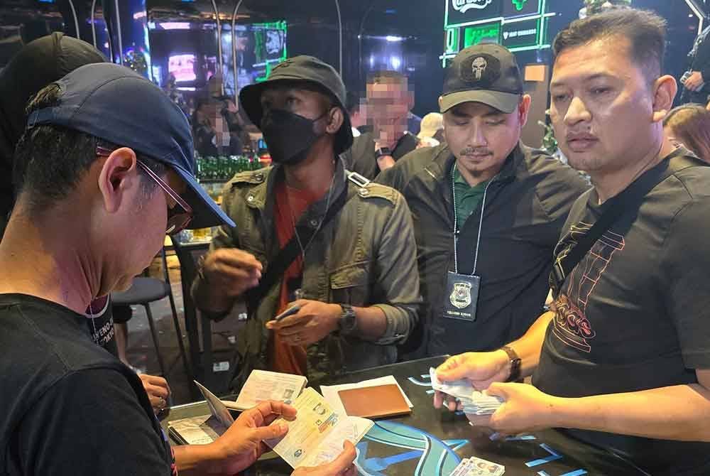 JIM melakukan pemeriksaan dokumen setiap individu yang ditahan sepanjang serbuan di pusat hiburan.