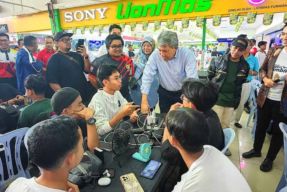 Mohamad beramah mesra dengan peserta pertandingan E-Sport (MLBB) Piala Tok Mat