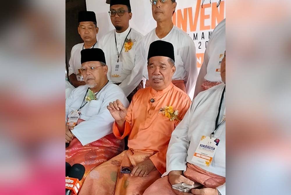 Mohamad Sabu (tengah) pada sidang akhbar selepas Konvensyen Amanah Johor 2024 di sebuah resort di Johor Bahru pada Sabtu.