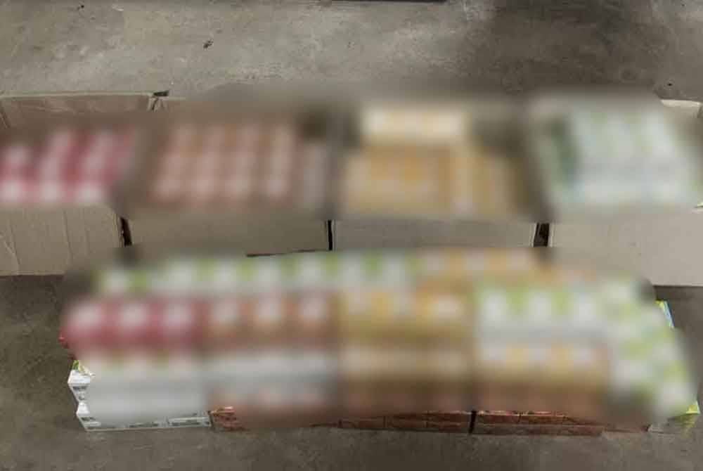 Rampasan kedua melibatkan barangan kosmetik bernilai RM81,600 yang ditemukan di pangkalan haram Syed Mior, Bukit Lata, Pasir Mas pada jam 9.45 malam. Foto PGA