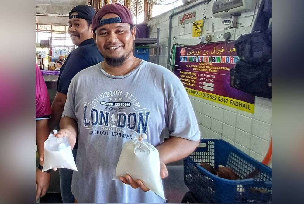 Mohd Faisal menunjukkan dua jenis santan dijual di premis perniagaannya.