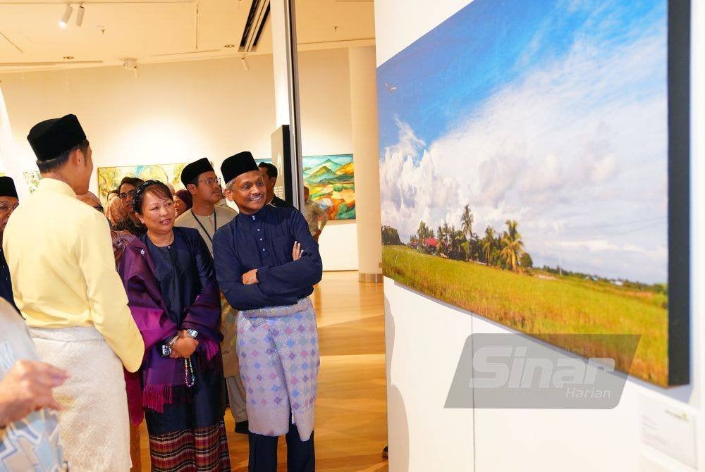 Abdul Rasheed (kanan) mendengar penjelasan mengenai karya yang dipamerkan pada Pameran Seni 'Jiwa Membum' di Muzium dan Galeri Seni BNM pada Jumaat. Foto SINAR HARIAN/MOHD HALIM ABDUL WAHID
