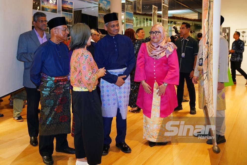 Abdul Rasheed (kanan) melawat Pameran Seni 'Jiwa Membumi' di Muzium dan Galeri Seni BNM pada Jumaat. Foto SINAR HARIAN/MOHD HALIM ABDUL WAHID