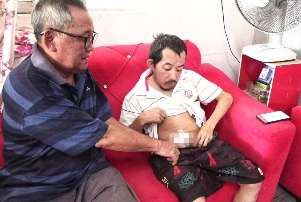 Suhaimi (kiri) menunjukkan saluran alternatif untuk Mohd Hafiz membuang air kecil.