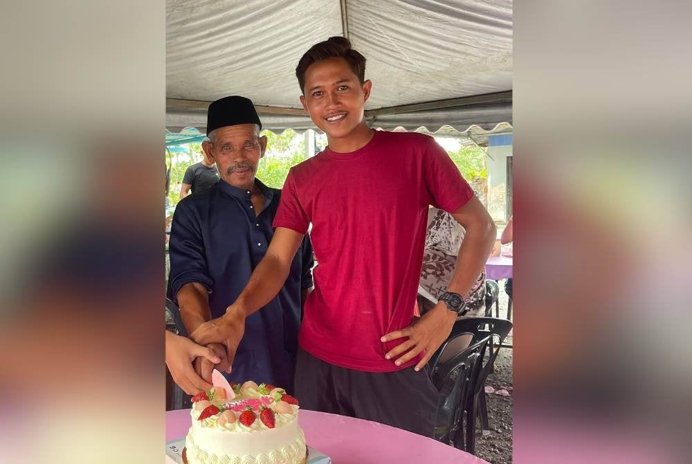 Sallim Mustafa (kanan) bersama bapa mentuanya.