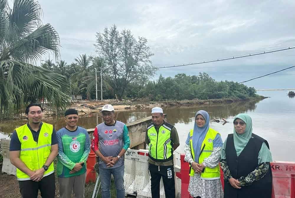 Takiyuddin (tiga dari kiri) bersama Ahli-ahli Parlimen Perikatan Nasional Kelantan mengadakan lawatan ke Kampung Jubakar Pantai, Tumpat bagi meninjau keadaan laluan utama yang terputus dan memberi kesan besar kepada penduduk setempat.