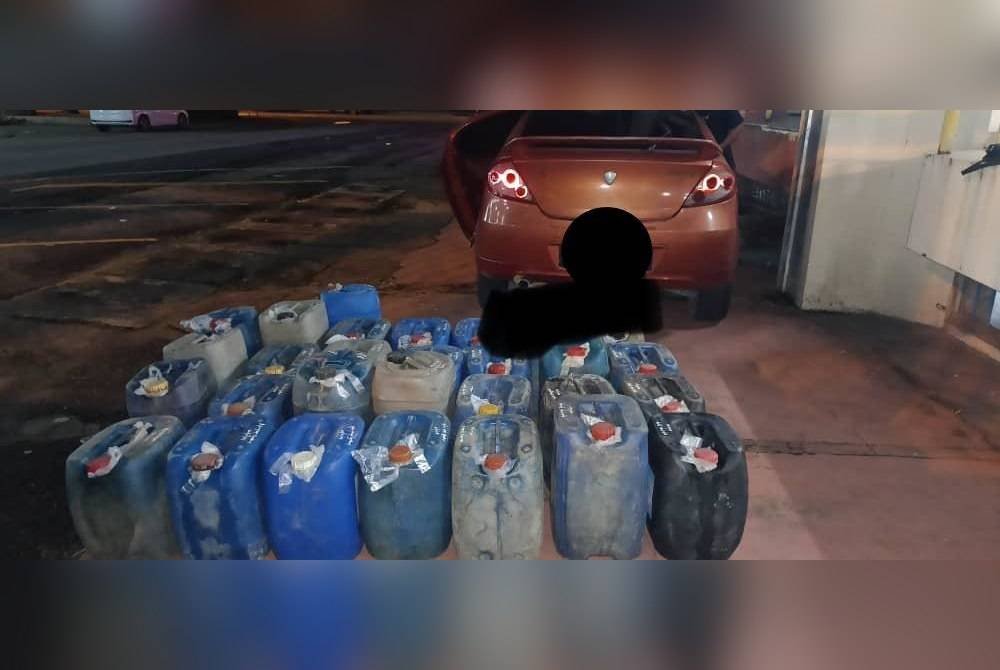 KPDN Kelantan bersama polis berjaya menumpaskan kegiatan menyeludup petrol di
Pasir Pekan, Tumpat pada Jumaat. Foto KPDN