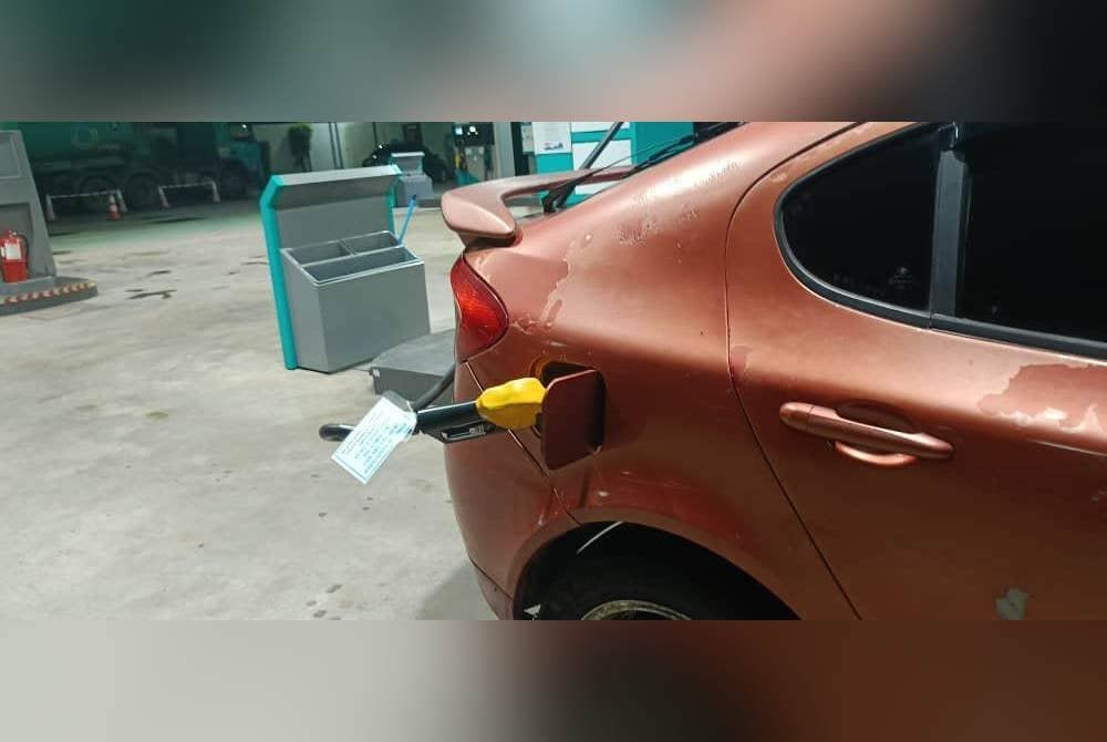 Hasil intipan mendapati suspek dan rakannya telah membuat pengisian secara berulang di beberapa buah stesen minyak menggunakan aplikasi bagi menggelakkan dikesan. Foto KPDN