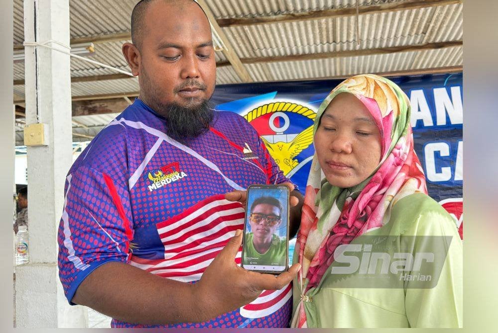 Noor Azilah dan suaminya, Muhammad Fitri Badiuzzaman menunjukkan gambar Nor Hasrul.