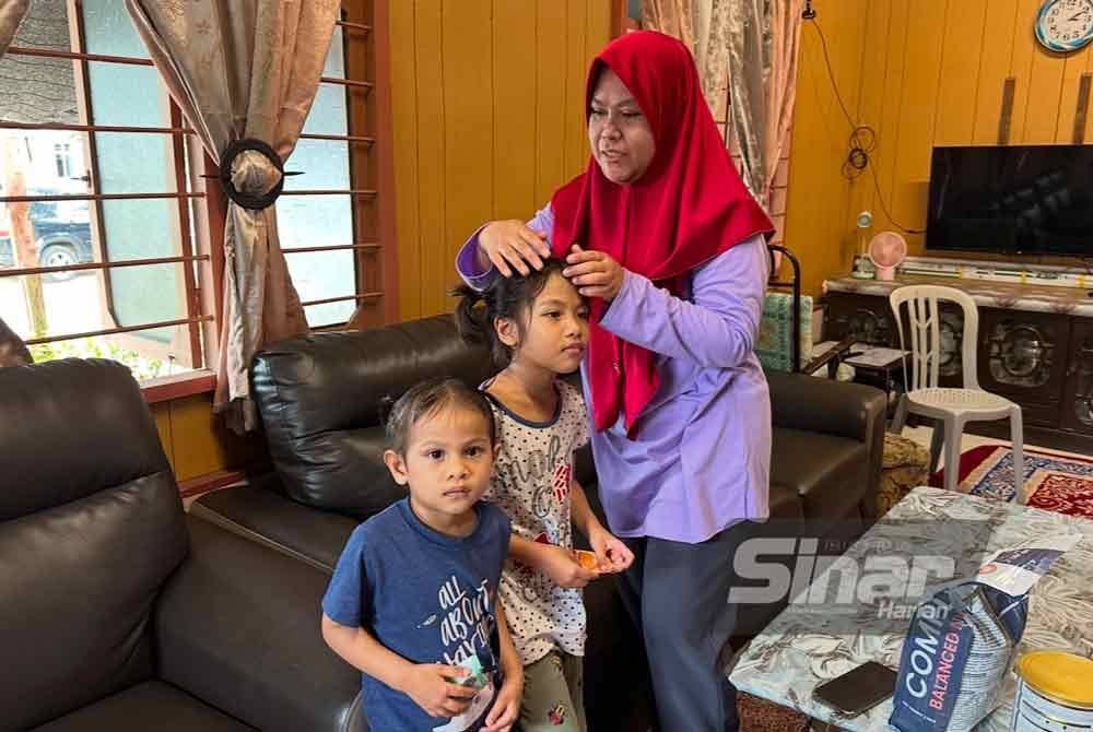 Ruhaiza (kanan) melayani anak-anaknya di rumah mereka di Tumpat. FOTO SINAR HARIAN-ADILA SHARINNI WAHID.