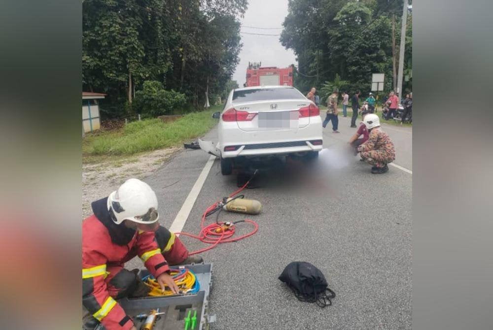 Dengan kekuatan enam anggota, JBPM melakukan operasi mengeluarkan pemuda terbabit yang tersepit di bawah kereta menggunakan peralatan khas. Foto JBPM