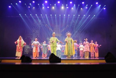 Pementasan teater Mek Mulung 'Putera Cahaya Bulan' di Permaisuri Zarith Sofiah Opera House Johor Bahru.