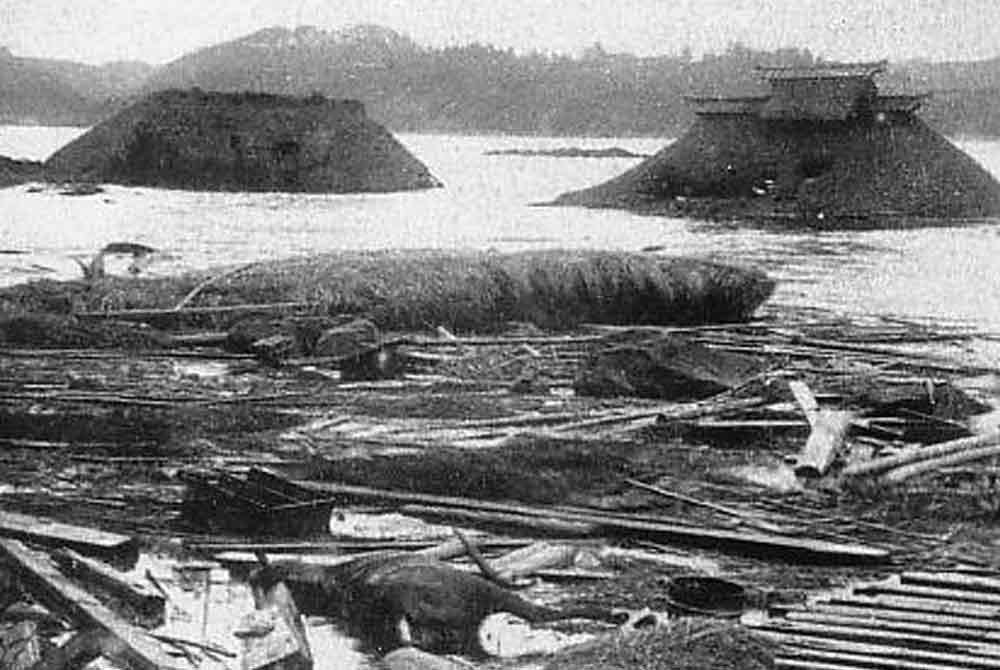 Kejadian tsunami itu merosakkan 11,000 rumah dan sekitar 22,000 meninggal dunia. Foto Agensi