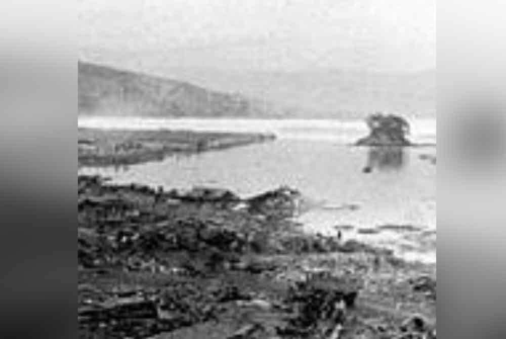 Sekitar 12,000 manusia maut dalam kejadian tsunami tersebut. Foto Agensi