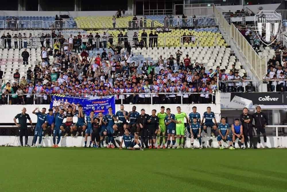 Pemain dan barisan jurulatih SIFC mengabadikan gambar kenangan bersama pemain TFC selepas
perlawanan suku akhir Piala Malaysia antara TFC dengan NSFC di Stadium Sultan Mizan Zainal Abidin pada Sabtu.