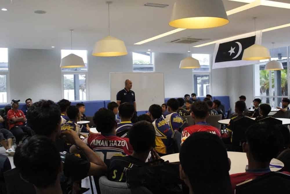 Hairuddin Omar (Hai O) dan barisan kejurulatihan Terengganu FC dalam sesi Borak Bola Santai bersama pemain-pemain U12, 14 dan U16 Saujana Impian Football Club (SIFC) di Ar Riyadah Residence, Kuala Terengganu pada Sabtu.