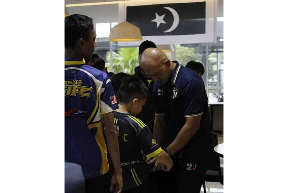 Hairuddin Omar (Hai O) dan barisan kejurulatihan Terengganu FC dalam sesi Borak Bola Santai bersama pemain-pemain U12, 14 dan U16 Saujana Impian Football Club (SIFC) di Ar Riyadah Residence, Kuala Terengganu pada Sabtu.