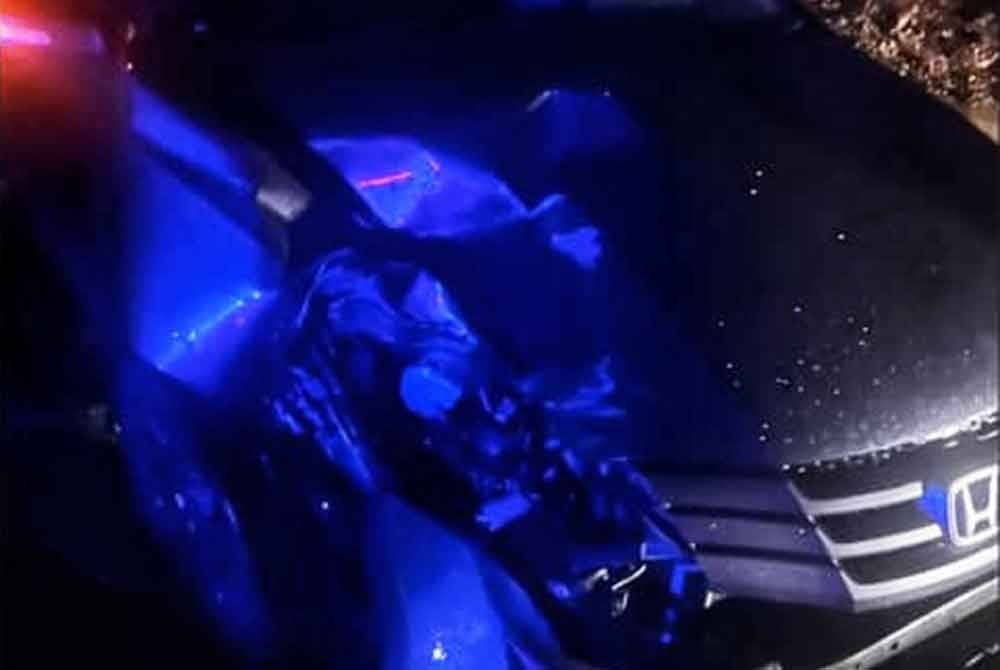 Keadaan bahagian depan kereta rosak akibat dilanggar tayar treler yang tercabut. Foto ihsan PDRM